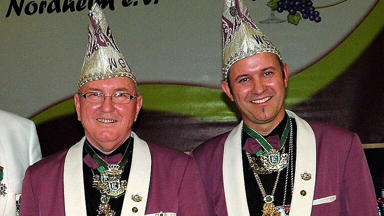 Große Verdienste um den Karnevalsverein Weingenießerclub Nordheim erwarb sich Ehrenmitglied und Vorstandsvorsitzender Gustav Förster (links), der seit der Gründung ununterbrochen dem Vorstand angehört. Sohn Jürgen trat in die Fußstapfen seines Vaters, ist seit 24 Jahren Vorstandsmitglied und seit 19 Jahren Sitzungspräsident. Große Verdienste um den Karnevalsverein Weingenießerclub Nordheim erwarb sich Ehrenmitglied und Vorstandsvorsitzender Gustav Förster (links), der seit der Gründung ununterbrochen dem Vorstand angehört. Sohn Jürgen trat in die Fußstapfen seines Vaters, ist seit 24 Jahren Vorstandsmitglied und seit 19 Jahren Sitzungspräsident.