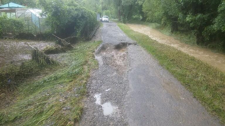 Schulweg gesperrt: Im Mai 2016 überflutete der Heigelsbach diesen Weg und machte ihn teilweise unpassierbar.