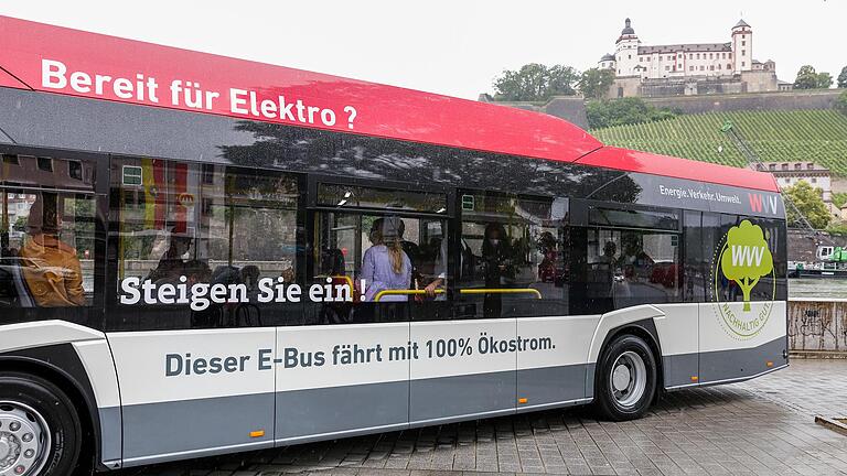 Seit einem halben Jahr rollen die E-Busse, wie hier bei der Auftaktveranstaltung im Juli 2020,&nbsp; durch Würzburg.