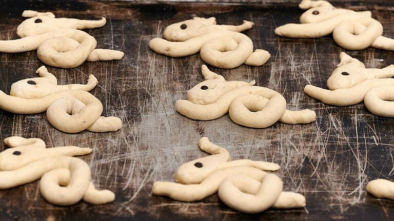 Auch diese lustigen Kameraden gehören zur Osterbäckerei - die 'Schneckenhasen'.