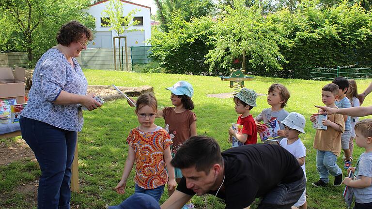 Die Kinder übergeben jeweils ein Buch an Frau Lynn Nothegger, Vertreterin von Dundee Würzburg Twinning Association. Im Vordergrund Herr Postler, unser Mitarbeiter, der die schottischen Impulse für die Kinder gestaltet hat.