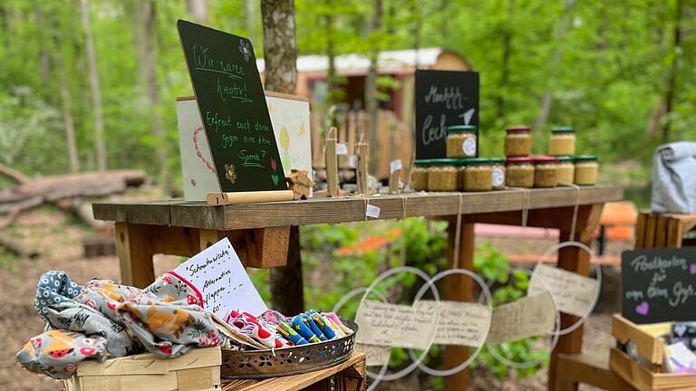 Mit Liebe gemacht: Fleißige Waldfamilien hatten für den Spendenbasar Senf gekocht, Täschchen genäht, Deko gebastelt und mit den Kindern Postkarten gestaltet.