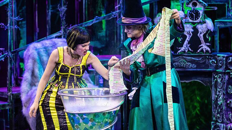 Sie machen ihre Sache teuflisch gut: Eva Lina Wenners als böse Hexe Tyrannia Vamperl und Simon Jonathan Gierlich als Beelzebub Irrwitzer im Kinderstück 'Der satanarchäolügenialkohöllische Wunschpunsch' im Mainfranken Theater.
