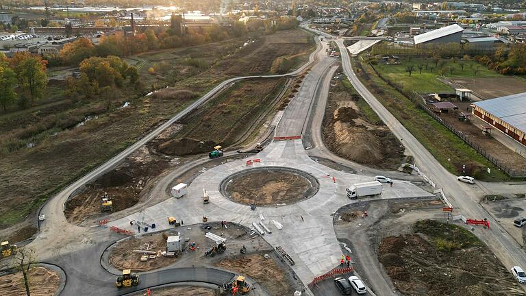 Das Drohnenfoto während der Bauphase zeigt die Ausmaße des neuen Kreisverkehrs mit seinen vier Armen. Die angeschlossenen Straßen sind asphaltiert.