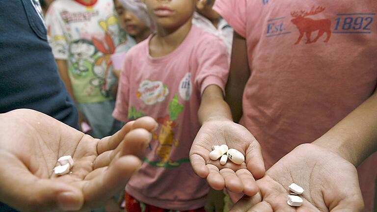 Kindern bekommen HIV-Medikamente - Von den HIV-infizierten Kindern erhalten nur gut die Hälfte moderne Medikamente. (Archivbild) Kindern bekommen HIV-Medikamente - Von den HIV-infizierten Kindern erhalten nur gut die Hälfte moderne Medikamente. (Archivbild)