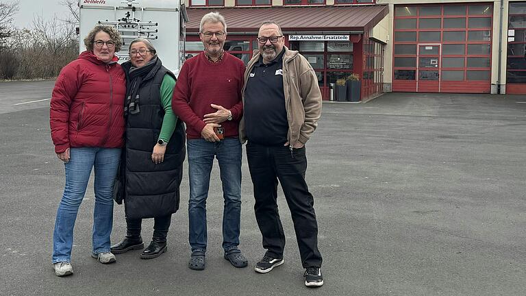 Glück im Unglück: Wenn man schon strandet, sagen Christiane Wüllner (links) und Rolf Skog (2.v.r.) aus Norwegen dankbar, dann bitte in der Werkstatt von Adele (2.v.l.) und Ralph Bonfigt in Bergrheinfeld. Glück im Unglück: Wenn man schon strandet, sagen Christiane Wüllner (links) und Rolf Skog (2.v.r.) aus Norwegen dankbar, dann bitte in der Werkstatt von Adele (2.v.l.) und Ralph Bonfigt in Bergrheinfeld.