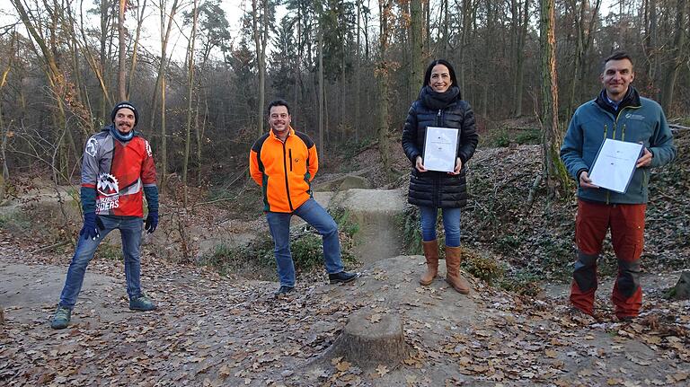 Sie freuen sich über die Legalisierung der Dirtbike-Strecke oberhalb der Dürrbachau (von links): Hans Meyer (Würzburg Riders), Karsten Wiesner (Bayerische Staatsforsten), Hülya Düber (Sozialreferentin der Stadt Würzburg) und Forstamtsleiter Christoph Riegert.