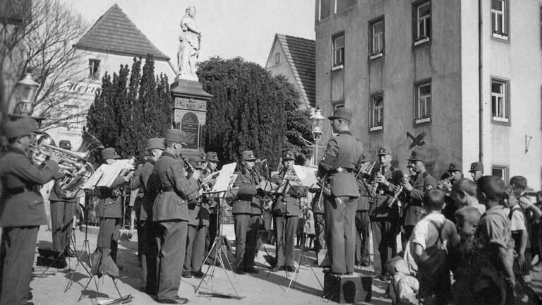 Dieses Bild von einem Standkonzert auf dem Gerolzhöfer Marktplatz konnte nun im Internet erworben werden.