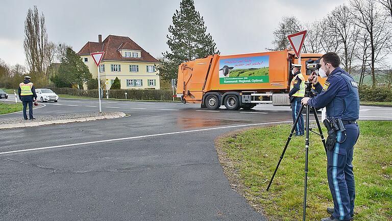 Kaum Beanstandungen gab es beim Blitzmarathon von Beamten der Polizeistation Bad Königshofen mit Polizeihauptkommissar Joachim Höpfert, Polizeiobermeister Sebastian Ebner und Polizeihauptkommissar Thomas Reubelt (Leiter der Polizeistation Bad Königshofen). Hier bei der Messung am Galgenberg in Saal. Kaum Beanstandungen gab es beim Blitzmarathon von Beamten der Polizeistation Bad Königshofen mit Polizeihauptkommissar Joachim Höpfert, Polizeiobermeister Sebastian Ebner und Polizeihauptkommissar Thomas Reubelt (Leiter der Polizeistation Bad Königshofen). Hier bei der Messung am Galgenberg in Saal.