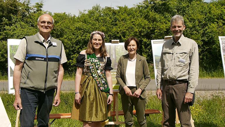 Im Bild (von links): Leiter Steigerwaldzentrum Andreas Leyrer, Scheinfelder Holzfee Antonia Günther, Stellvertretende Landrätin Christine Bender und Bereichsleiter Forsten Stefan Thiefelder.