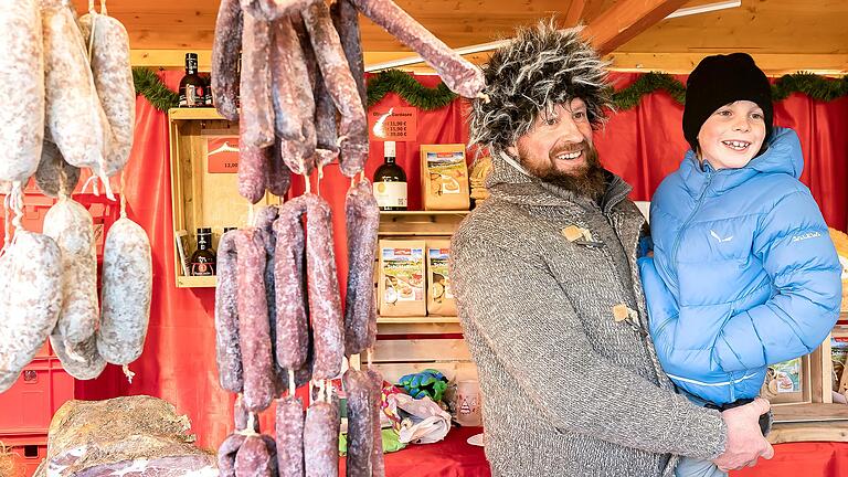 Für den Südtiroler Robert Ramoser, hier mit Sohn Nils, war es eine Premiere auf dem Schweinfurter Weihnachtsmarkt. Er lobt vor allem die gute Organisation des Marktes. Für den Südtiroler Robert Ramoser, hier mit Sohn Nils, war es eine Premiere auf dem Schweinfurter Weihnachtsmarkt. Er lobt vor allem die gute Organisation des Marktes.