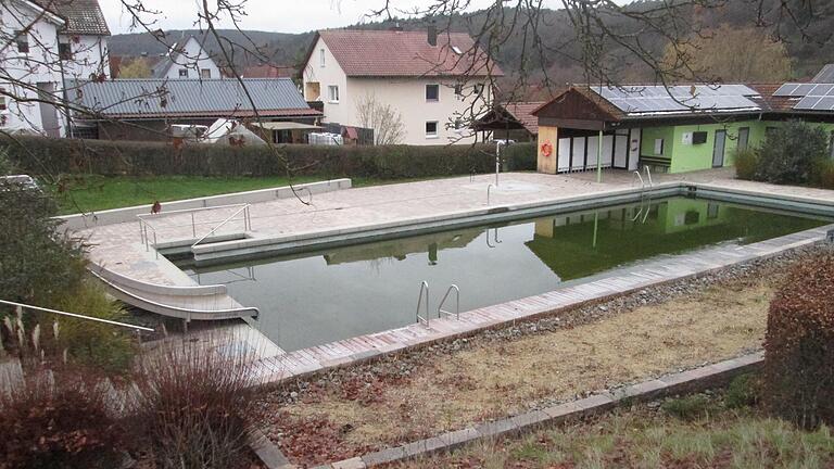 Das Auraer Naturbad, das seit zehn Jahren in dieser Form besteht, zeigt erste Schäden die repariert werden müssen. Schlimmer wiegt jedoch der Personalmangel der dazu zwingt, das Freibad nur am Wochenende betreiben zu können. - Das Auraer Naturbad, das seit zehn Jahren in dieser Form besteht, zeigt erste Schäden die repariert werden müssen. Schlimmer wiegt jedoch der Personalmangel der dazu zwingt, das Freibad nur am Wochenende betreiben zu können. Das Auraer Naturbad, das seit zehn Jahren in dieser Form besteht, zeigt erste Schäden die repariert werden müssen. Schlimmer wiegt jedoch der Personalmangel der dazu zwingt, das Freibad nur am Wochenende betreiben zu können. - Das Auraer Naturbad, das seit zehn Jahren in dieser Form besteht, zeigt erste Schäden die repariert werden müssen. Schlimmer wiegt jedoch der Personalmangel der dazu zwingt, das Freibad nur am Wochenende betreiben zu können.