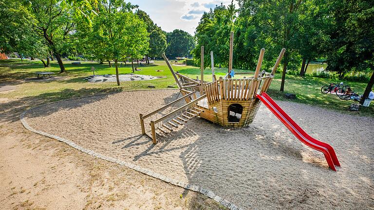 Der Abenteuerspielplatz am Badesee &quot;Sennfelder See&quot;.