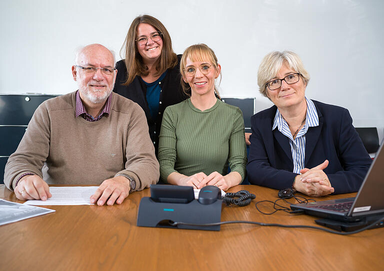 Saßen am Telefon: (v.l.) Diakon Andreas Fritze, Karina Bauer vom Blauen Kreuz, Sina Wunderle von der Caritas, Claudia Kaufhold von der Diakonie.