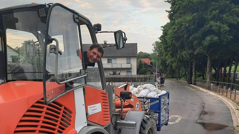Zahlreiche Hände packten seit Freitag mit an, um, wie hier in Dingolshausen, die Folgen des Hochwassers zu lindern.