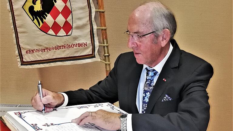 Werner Vogel initiierte 1984 den Heimatverein Botenlauben und stand ihm 18 Jahre vor. Auf dem Foto trägt sich Vogel 2021 als Ehrenvorsitzender ins Goldene Buch des Heimatvereins ein. Werner Vogel initiierte 1984 den Heimatverein Botenlauben und stand ihm 18 Jahre vor. Auf dem Foto trägt sich Vogel 2021 als Ehrenvorsitzender ins Goldene Buch des Heimatvereins ein.