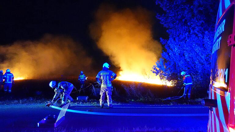 Das Feuer auf der Wiese brachte den Himmel über Haßfurt zum Leuchten. Das Feuer auf der Wiese brachte den Himmel über Haßfurt zum Leuchten.