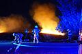 Das Feuer auf der Wiese brachte den Himmel über Haßfurt zum Leuchten.
