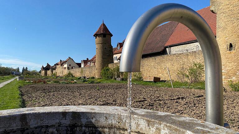 Aus einem Brunnen an der Mainbernheimer Stadtmauer plätschert das Wasser. Wie verhält sich die Stadt zum Projekt der Iphöfer Weinbergsbewässerung?