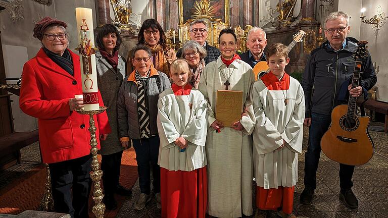 vordere Reihe: Kommunionhelferin und Kirchenschmuck Maria Hochrein, Kommunionhelferin und Mesnerin Beate Kunzmann, Mesnerin Maria Heinisch, Ministrantin Florentine Kohl, Gottesdienstbeauftragte Annette Fröhlich, Ministrant Janne Lutz, Lektor und Gitarrist Andreas Hossmann. Hintere Reihe: Ministrantenarbeit: Susanne Heim, Lektorin Isolde Traub, Lektor Wolfgang Geppert, Chorleiter und Gitarrist Paul Werner, Gestaltung der Osterkerze: Gertrud Then (nicht auf dem Bild).