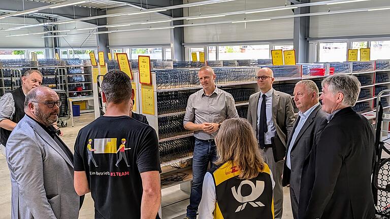 Immobilien-Abteilungsleiter Tino Rosenberger (Vierter von rechts) beim Rundgang mit Oberbürgermeister Dirk Vogel (Dritter von rechts) und Landrat Thomas Bold (Zweiter von rechts) sowie Pfarrer Gerd Greier (links)