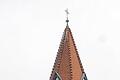 Wird wieder schön gemacht: Die evangelische Kirche Bischofsheim bekommt für die Beseitigung der Putzschäden am Kirchturm von der Stadt einen Zuschuss.
