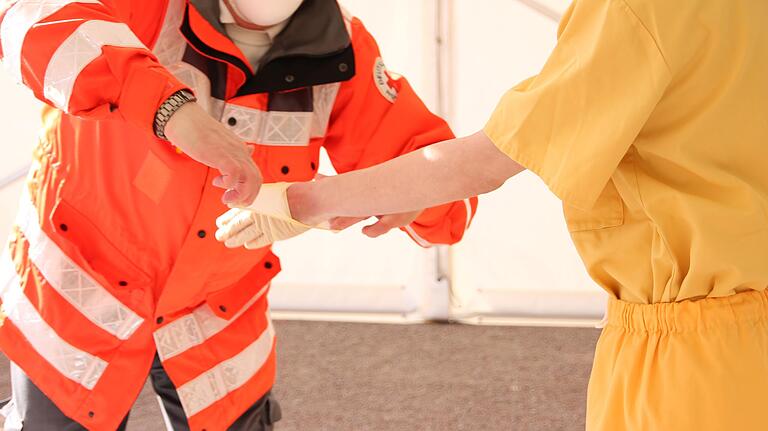 Drei Paar Handschuhe tragen die Mitarbeiter des Gesundheitsamts gleichzeitig.