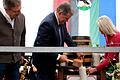 Ein Schlag genügte und der Zapfhahn saß. Gemeinsam stießen (von links) der technische Leiter der Arnsteiner Brauerei, Paul Seubert, Bürgermeister Franz-Josef Sauer und Brauereichefin Dr. Susan Schubert auf das Gelingen des 55. Arnsteiner Bürgerfestes an.