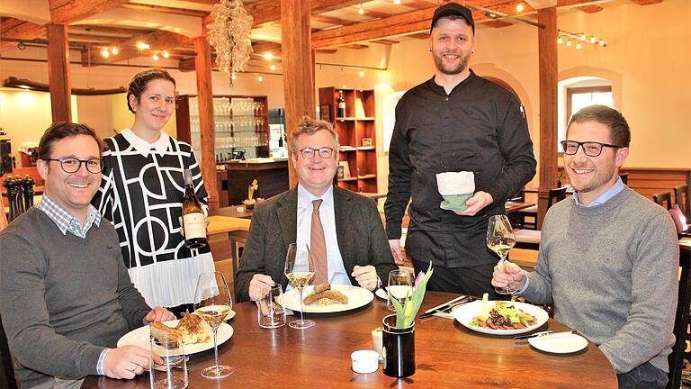 Neustart im Weinstall in Castell: Marie Hanes (Service) und Dave Metz (Küche, hinten) sind dort nun für das Restaurant zuständig. Sommelier Matthias Schäfer, Betreiber Ferdinand Fürst zu Castell-Castell, sowie Weingutsleiter Peter Geil (vorne von links) lassen sich kulinarisch verwöhnen.