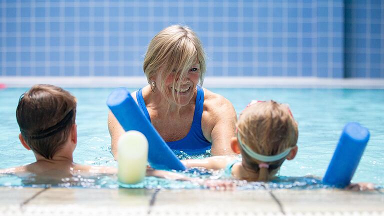 Mithilfe von Spielen bringt Angelika Hilbert (Bild) gemeinsam mit Leonore Füller seit drei Jahren Kindern im Wolfgang-Adami Bad in Würzburg Schwimmen bei. Durch Corona gebe es Nachholeffekte.