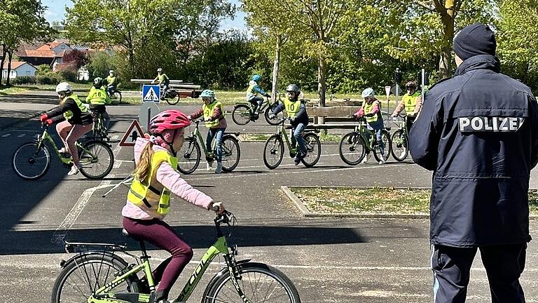Wie in der Verkehrsschule in Unteressfeld sollen nun auch Kinder der Milzgrundschule ab der 2. und 3. Klasse das Fahrradfahren lernen. Dafür sprach sich der Schulverband aus und wird eigene Fahrräder kaufen. Vier Fahrräder gibt es bereits in der Schule. Wie in der Verkehrsschule in Unteressfeld sollen nun auch Kinder der Milzgrundschule ab der 2. und 3. Klasse das Fahrradfahren lernen. Dafür sprach sich der Schulverband aus und wird eigene Fahrräder kaufen. Vier Fahrräder gibt es bereits in der Schule.