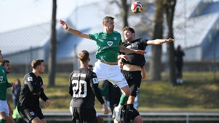 Winterneuzugang Thomas Meißner (Mitte), der in dieser Szene im Testspiel gegen die SG Barockstadt Fulda per Kopf klärt, ist wohl in der Innenverteidigung des FC Schweinfurt 05 gesetzt. Winterneuzugang Thomas Meißner (Mitte), der in dieser Szene im Testspiel gegen die SG Barockstadt Fulda per Kopf klärt, ist wohl in der Innenverteidigung des FC Schweinfurt 05 gesetzt.