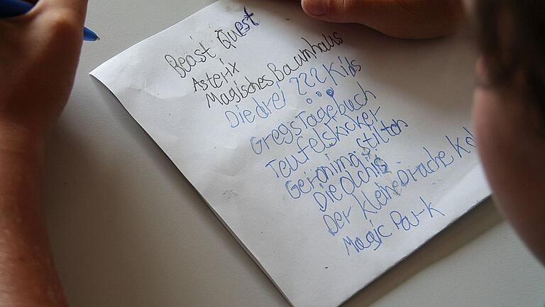 Jakob Günther ist 8 und ein echter Bücherfan. Ganze Reihen hat der Montessori-Schüler schon gelesen und für Kinder eine Liste mit den Bücherreihen zusammengestellt, in die sie in den Sommerferien unbedingt reinschmökern sollten. Jakob Günther ist 8 und ein echter Bücherfan. Ganze Reihen hat der Montessori-Schüler schon gelesen und für Kinder eine Liste mit den Bücherreihen zusammengestellt, in die sie in den Sommerferien unbedingt reinschmökern sollten.
