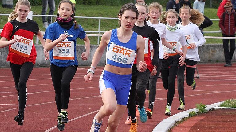 Hanna Seufert (VfL Sportfreunde Bad Neustadt/Startnummer 468) lief über 800 Meter der Schülerinnen W13 als Erste ins Ziel.