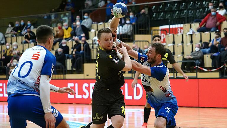 Auf dem Weg zum Sieg gegen seinen Ausbildungsverein TV Großwallstadt (rechts Lars Spieß): Steffen Kaufmann erzielte fünf Tore für die Handballer der DJK Rimpar Wölfe im Unterfrankenderby.