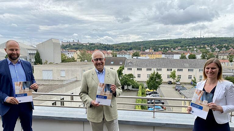 IHK-Präsident  Klaus D. Mapara (Mitte) hat in Würzburg den neu aufgelegten Standortreport Mainfranken vorgestellt. Mit dabei waren der stellvertretende IHK-Hauptgeschäftsführer  Sascha Genders (links) und IHK-Referentin Elena Fürst (rechts). Foto: Marcel Gränz/IHK       -  IHK-Präsident  Klaus D. Mapara (Mitte) hat in Würzburg den neu aufgelegten Standortreport Mainfranken vorgestellt. Mit dabei waren der stellvertretende IHK-Hauptgeschäftsführer  Sascha Genders (links) und IHK-Referentin Elena Fürst (rechts). Foto: Marcel Gränz/IHK