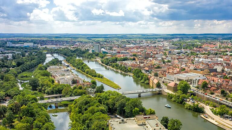 Blick auf den Main und die Maxbrücke aus Richtung der Cramermühle. Rechts im Bild der Paul-Rummert-Ring. Von diesem aus könnte nach einer Idee des Handelsverbandes eine neue Autobrücke gebaut werden. Die alte Maxbrücke sollte für Radfahrer und Fußgänger genutzt werden.