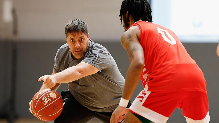 Trainer Sasa Filipovski (links) bei den Würzburg Baskets während der Saisonvorbereitung im Training mit Otis Livingston II.