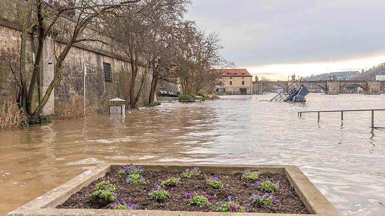 Land unter am Mittwochmittag an der Mainpromenade am Alten Kranen in Würzburg, im Hintergrund die Alte Mainbrücke.