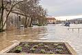 Land unter am Mittwochmittag an der Mainpromenade am Alten Kranen in Würzburg, im Hintergrund die Alte Mainbrücke.