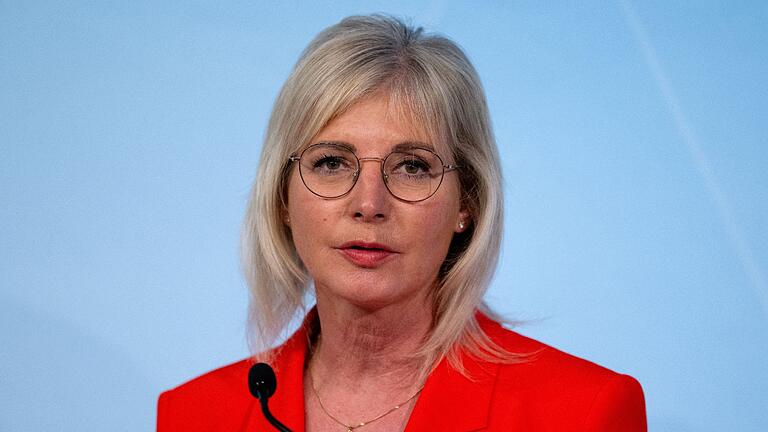 Kabinettssitzung Bayern.jpeg       -  Ulrike Scharf (CSU), Sozialministerin von Bayern, nimmt nach einer Kabinettssitzung an einer Pressekonferenz teil.