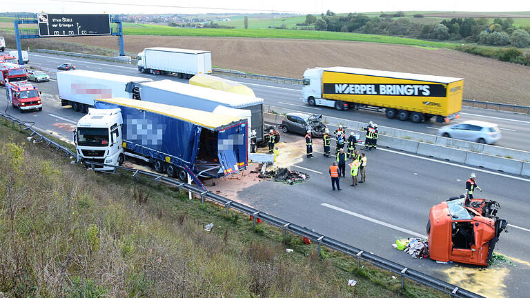 Bei einem Verkehrsunfall mit mehreren Lastwagen auf Höhe der Ausfahrt Würzburg / Randersacker wurde die A 3 in Richtung Frankfurt am Donnerstag für mehrere Stunden komplett gesperrt. Auch die Umleitungsstrecken waren überlastet.