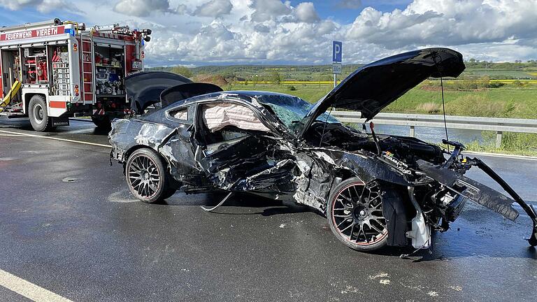 Bei einem schweren Verkehrsunfall auf der B26 bei Viereth-Trunstadt sind am Montagnachmittag vier Personen verletzt worden, drei davon lebensgefährlich, nachdem der Fahrer dieses Ford auf nasser Fahrbahn in den Gegenverkehr geraten war.