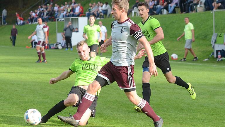Peter Schebler (vorne, auf dem Archivbild attackiert von Sascha Hill vom FV Helmstadt) war bei den im vergangenen Jahr verlorenen Relegationspielen gegen den SV Frankonia Mechenhard einziger Torschütze für den SV Birkenfeld. Nun gehen der Torschützenkönig der Kreisliga Würzburg 2 und sein Team wieder in die Relegation gegen den selben Gegner. Peter Schebler (vorne, auf dem Archivbild attackiert von Sascha Hill vom FV Helmstadt) war bei den im vergangenen Jahr verlorenen Relegationspielen gegen den SV Frankonia Mechenhard einziger Torschütze für den SV Birkenfeld. Nun gehen der Torschützenkönig der Kreisliga Würzburg 2 und sein Team wieder in die Relegation gegen den selben Gegner.