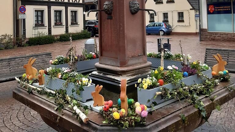 Der geschmückte Osterbrunnen auf dem Marktplatz 2023       -  Der geschmückte Osterbrunnen auf dem Marktplatz 2023