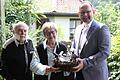 Vor 60 Jahren geben sich Josef und Brigitte Forstner das Ja-Wort. Karlstadts Bürgermeister Michael Hombach gratulierte zur Diamantenen Hochzeit.
