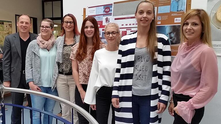 Unter Leitung von Prof. Dr. Holger Truckenbrodt (links) haben Studentinnen des Studiengangs „Management im Gesundheitswesen“ der Hochschule für angewandte Wissenschaften Würzburg-Schweinfurt das „Modellprojekt Pflegeübungszentrum (PÜZ) für den Landkreis Rhön-Grabfeld erarbeitet. Im Bild (ab Zweite von links) Veronika Romanski, Isabell Zitzmann, Franziska Brod, Lisa Baumeister, Tamina Bellovits und Carina Bischof. Unter Leitung von Prof. Dr. Holger Truckenbrodt (links) haben Studentinnen des Studiengangs „Management im Gesundheitswesen“ der Hochschule für angewandte Wissenschaften Würzburg-Schweinfurt das „Modellprojekt Pflegeübungszentrum (PÜZ) für den Landkreis Rhön-Grabfeld erarbeitet. Im Bild (ab Zweite von links) Veronika Romanski, Isabell Zitzmann, Franziska Brod, Lisa Baumeister, Tamina Bellovits und Carina Bischof.