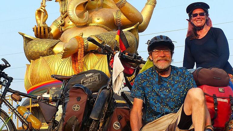 Im Zeichen von Ganesha: Am frühen Morgen treffen die Wagners in Thailand auf den wunderschönen Elefantengott. Im Zeichen von Ganesha: Am frühen Morgen treffen die Wagners in Thailand auf den wunderschönen Elefantengott.