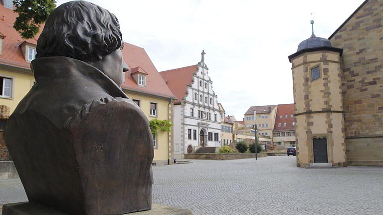 In den nächsten Jahren wird sich das Bild für Martin Luther an dem nach ihm benannten Platz oberhalb des Marktplatzes verändern. Neben dem Neubau für das Kulturforum werden das Alte Gymnasium, das Stadtschreiberhaus und die Reichsvogtei (alle links von der Johannis-Kirche) saniert. In den nächsten Jahren wird sich das Bild für Martin Luther an dem nach ihm benannten Platz oberhalb des Marktplatzes verändern. Neben dem Neubau für das Kulturforum werden das Alte Gymnasium, das Stadtschreiberhaus und die Reichsvogtei (alle links von der Johannis-Kirche) saniert. 
