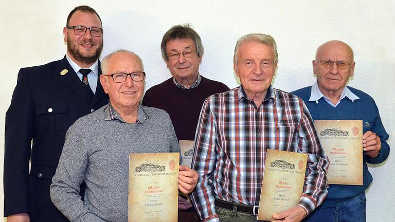 Kommandant Michael Nauth gratulierte Alfons Schmitt, Otto Kauper, Rudolf Schmidt und Oskar Reitelbach. Foto: Peter Rauch - Kommandant Michael Nauth gratulierte Alfons Schmitt, Otto Kauper, Rudolf Schmidt und Oskar Reitelbach. Foto: Peter Rauch Kommandant Michael Nauth gratulierte Alfons Schmitt, Otto Kauper, Rudolf Schmidt und Oskar Reitelbach. Foto: Peter Rauch - Kommandant Michael Nauth gratulierte Alfons Schmitt, Otto Kauper, Rudolf Schmidt und Oskar Reitelbach. Foto: Peter Rauch
